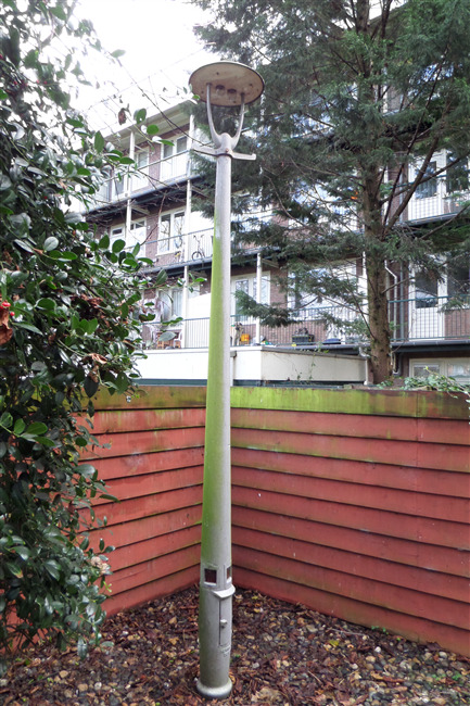 Lantaarnpaal in de tuin van Museum Het Schip
              <br/>
              Ron Conijn, 2014-12-13